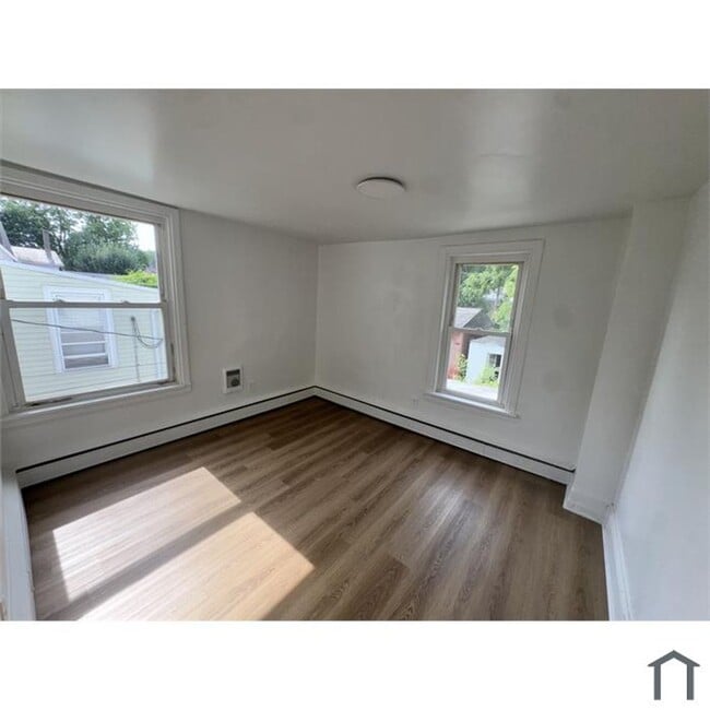 Photo - 409 E Chestnut St