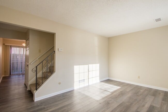 Photo - 221 Peppertree Ln