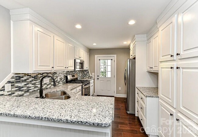 Photo - 704 N Main St