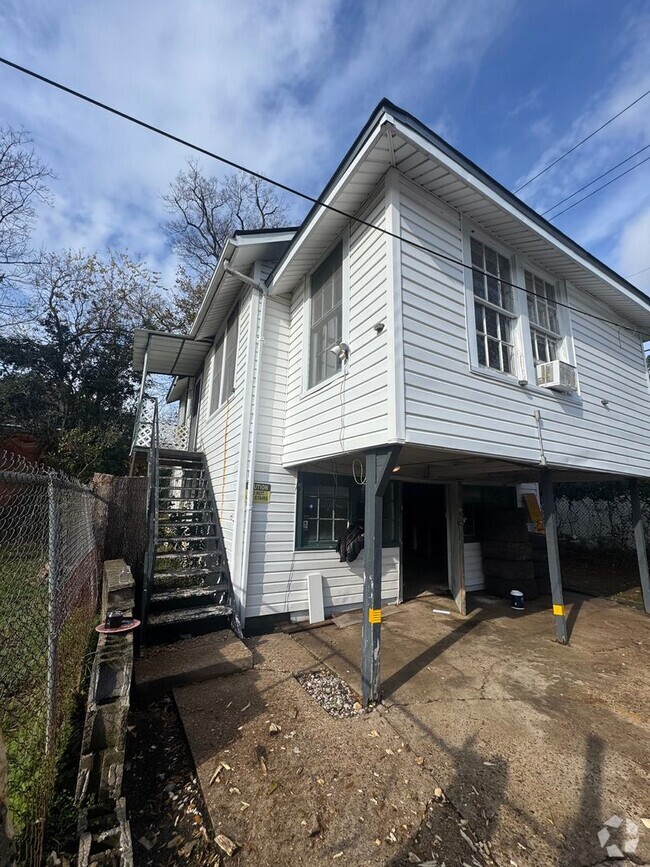 Building Photo - Highland Garage Apartment