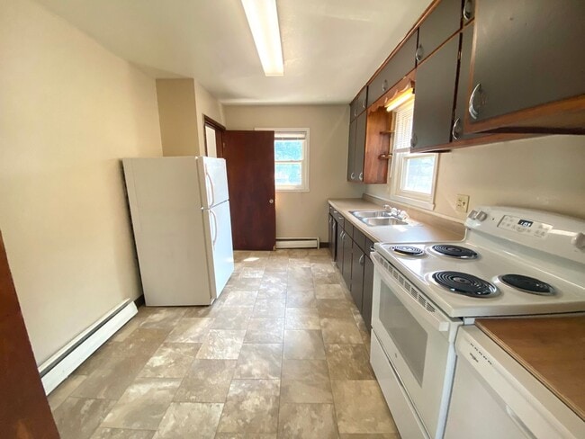 Photo - 4 Bed 2 Bath Home!