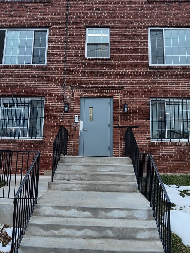 Building Photo - 921 52nd St NE Unit 101 Rental