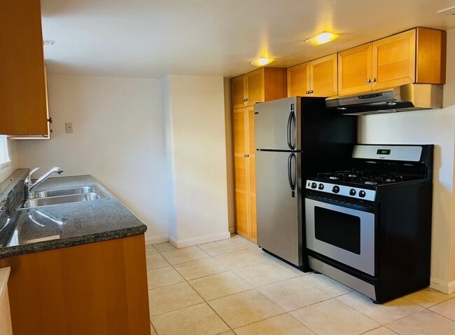 Building Photo - 2071 Clinton Ave Unit Large Light filled Lower