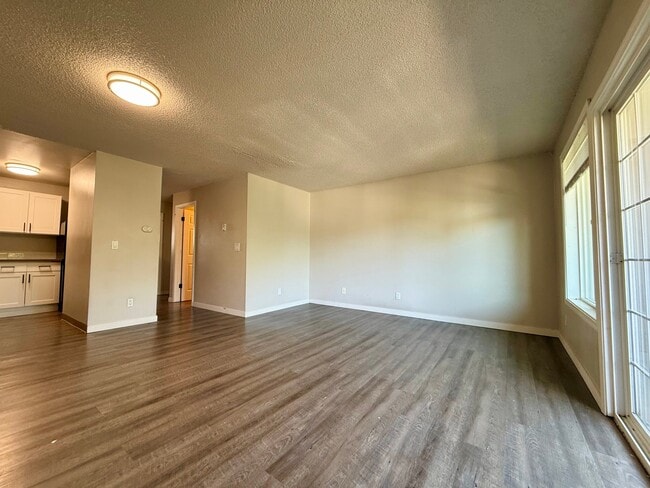 Photo - 1004 S Cloverdale St Unidad 305