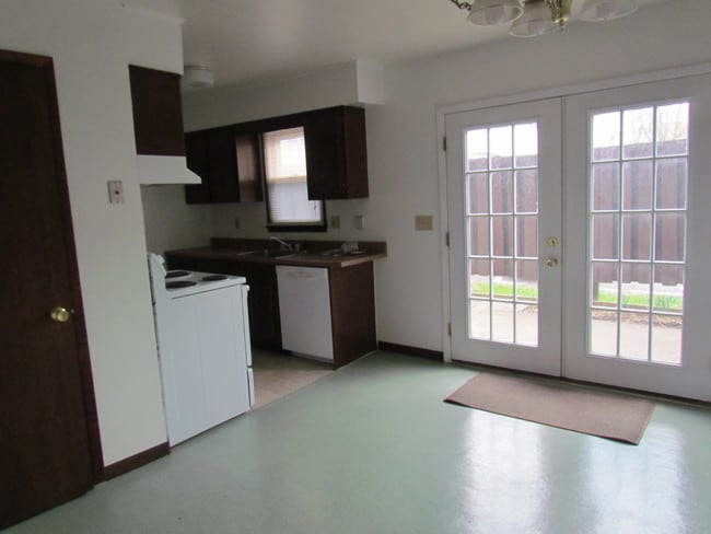 Photo - Cedarwood Apartments