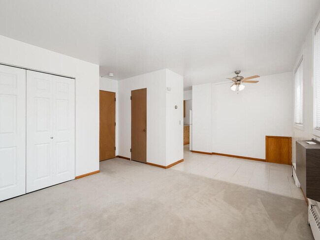 Ceiling fan - 4965 3rd St NE Apartments Unit 3