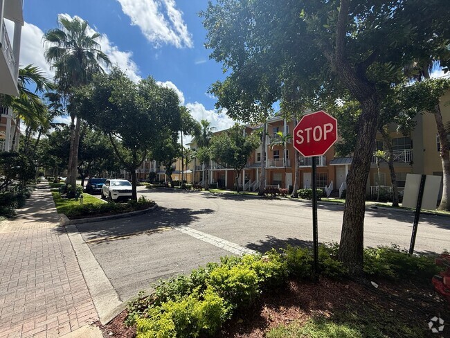 Building Photo - SPACIOUS 1/1 UNIT IS LOCATED IN THE HIGHLY... Rental