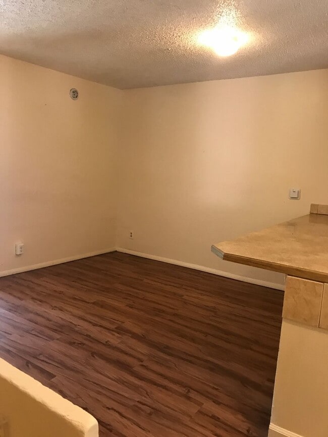 Building Photo - 3 Bedroom Townhome Available Near CU!!