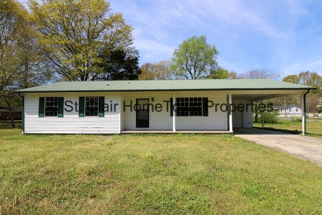 Building Photo - One level Home Close to Town