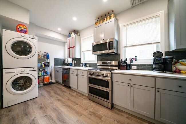 Building Photo - 137 Centre St Unit 3