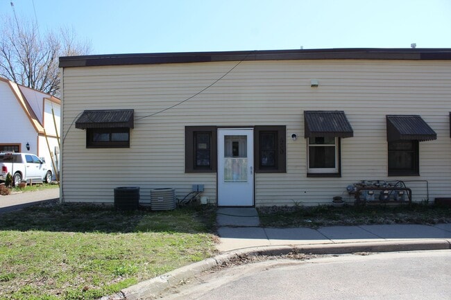 Building Photo - 3 Bedroom - one level