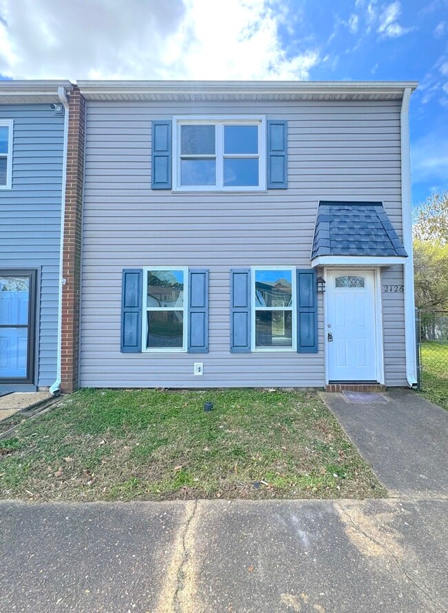 Photo - STUNNING 3 BEDROOM END UNIT TOWNHOUSE just off gate of Little Creek!!