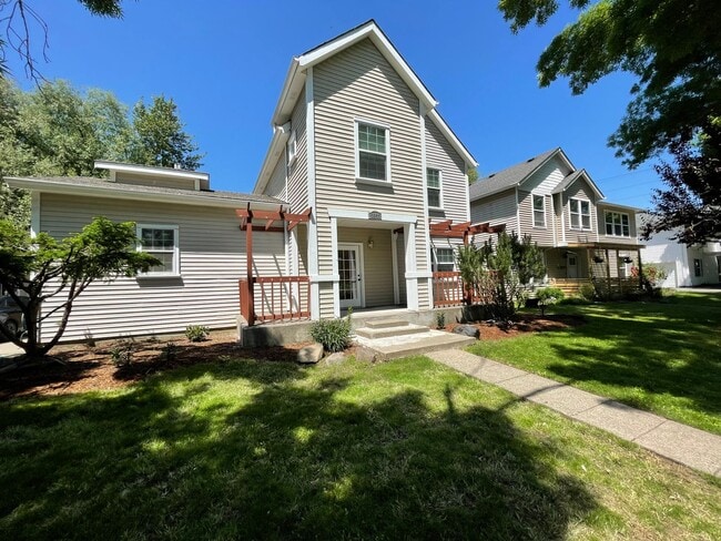 Photo - SE Home 3Bd/2.5Ba Home Close to the Willamette River off McLoughlin Blvd. 2 Car Garage and Washer...