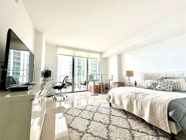 Building Photo - 1300 Brickell Bay Dr Unit 1205 Rental