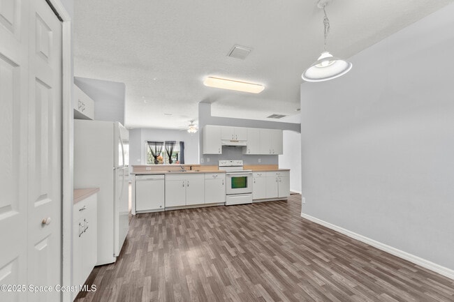 Photo - 410 Eldron Blvd SE