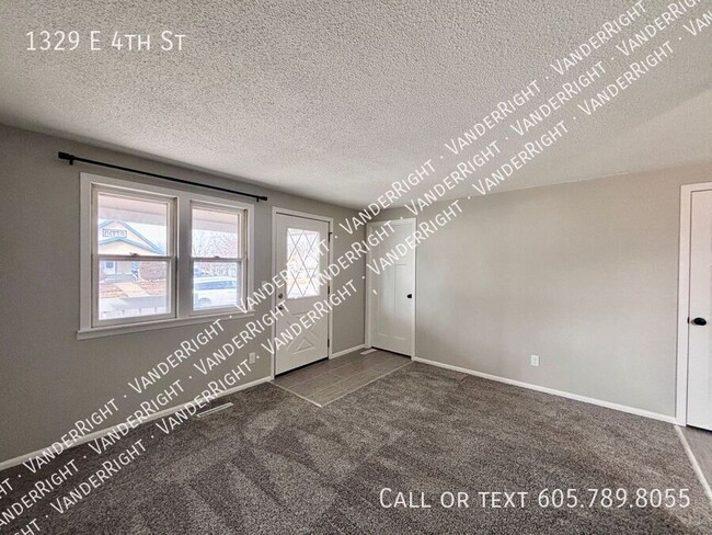 Photo - 1329 E 4th St