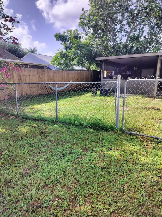 Photo - 213 Woodbridge Dr