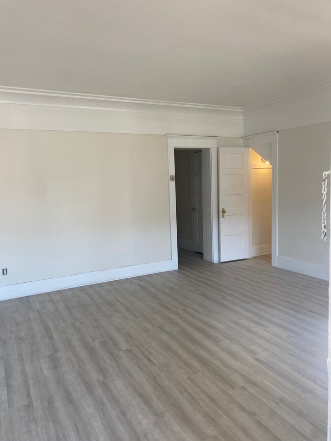 Building Photo - 1991 Myrtle Ave Unit 1991