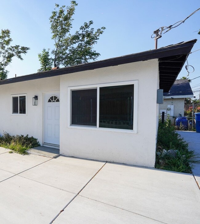 Building Photo - 3447-3449 Dwight Ave Unit 3447