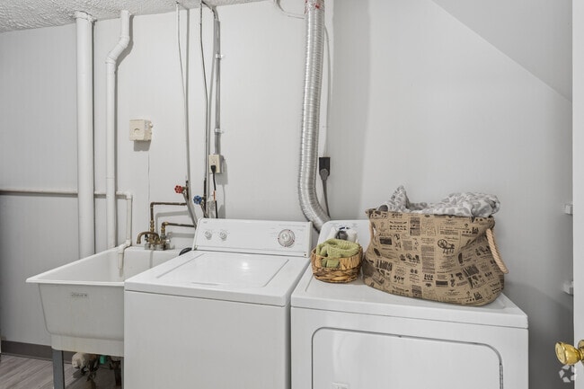 2BR, 1BA - 925SF - Laundry