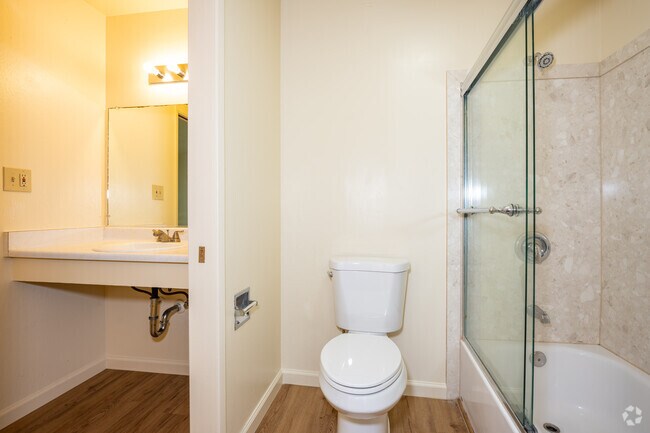 2BR, 1.5BA - 1,000SF - Bathroom