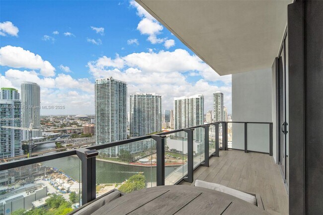 Building Photo - 68 SE 6th St Unit 2406 Rental