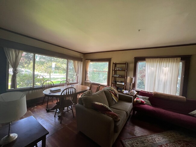 3 Bed 1 Bath Unit in lower level of Victor... - 3 Bed 1 Bath Apartment Unit in lower level of Victor... Unit # 4