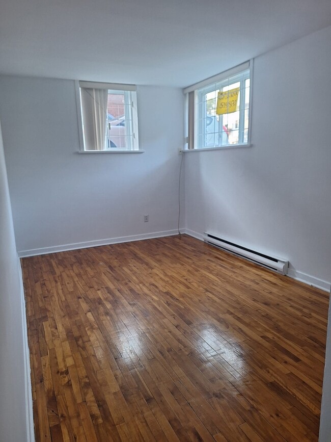 living room salon 14x12 - 986 Rue Préfontaine Unit Apt1 semi basement