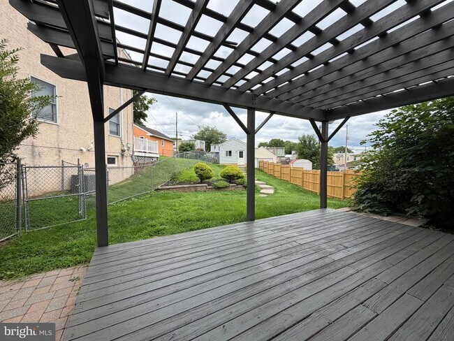 Photo - 461 W 11th Ave