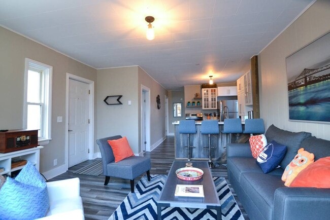 Building Photo - Bright Upper Flat One Bedroom Unit 4