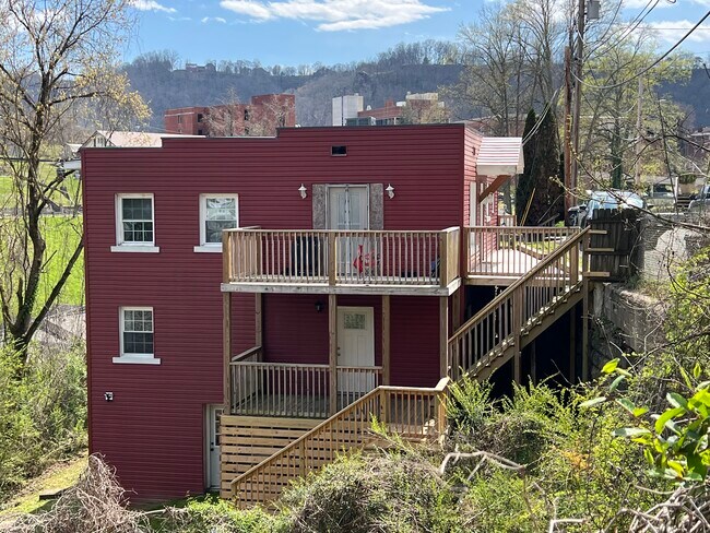 Lower level apartment available - 186 Poplar St Unit 2