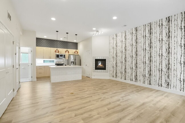 Building Photo - Live in Style Stunning Townhome for Rent Unit 2