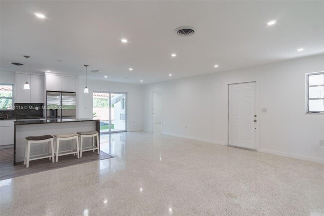 Photo - 904 NE 96th St