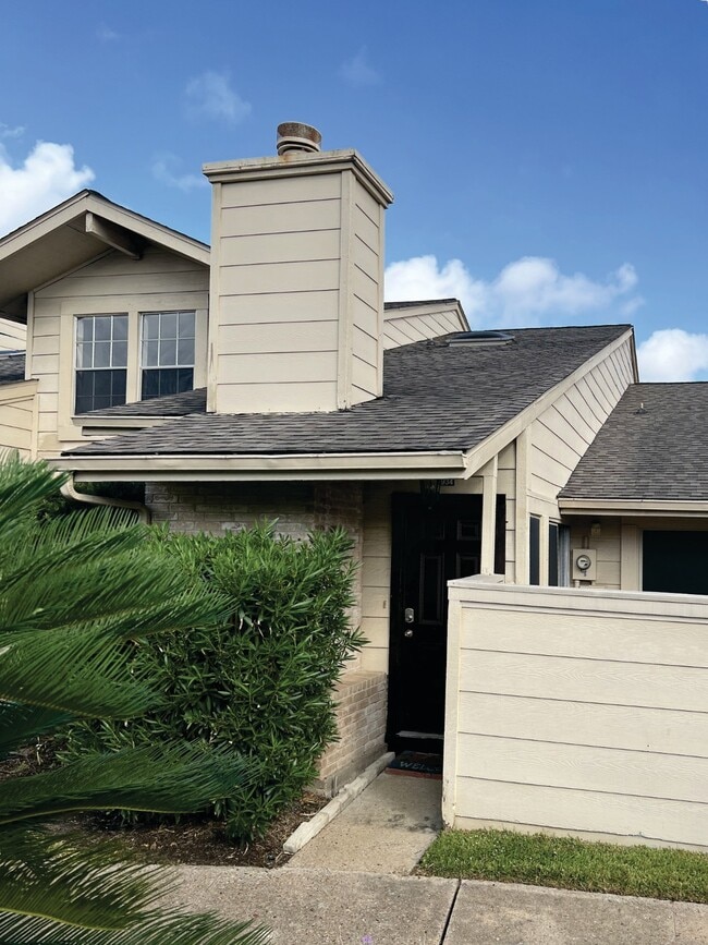 Building Photo - 13014 Leader St Unit 934