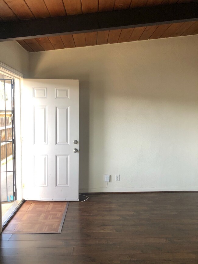 Building Photo - 624