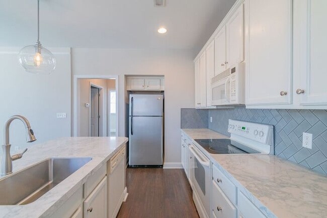 Conveniently Located Condo in Elizabeth Village!