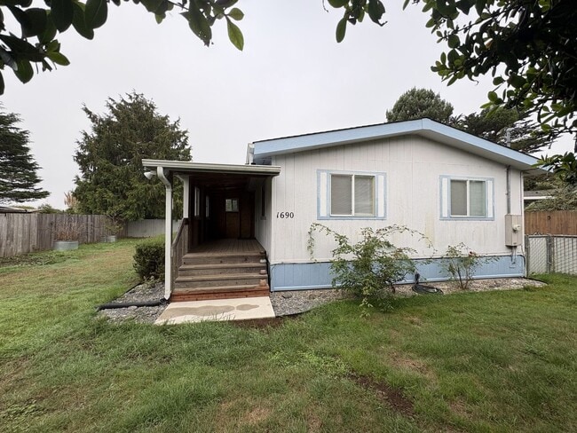 Building Photo - Remodeled Three Bed Two Bath