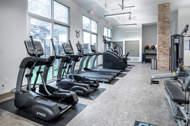 Gimnasio 1 - Bridge at Midtown Commons