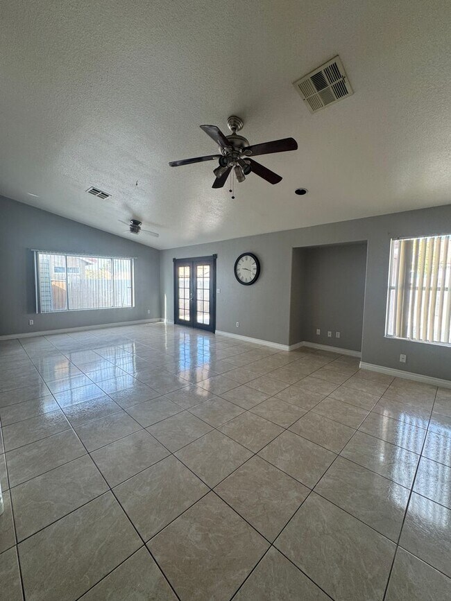 5033 N Vista Del Rancho Way