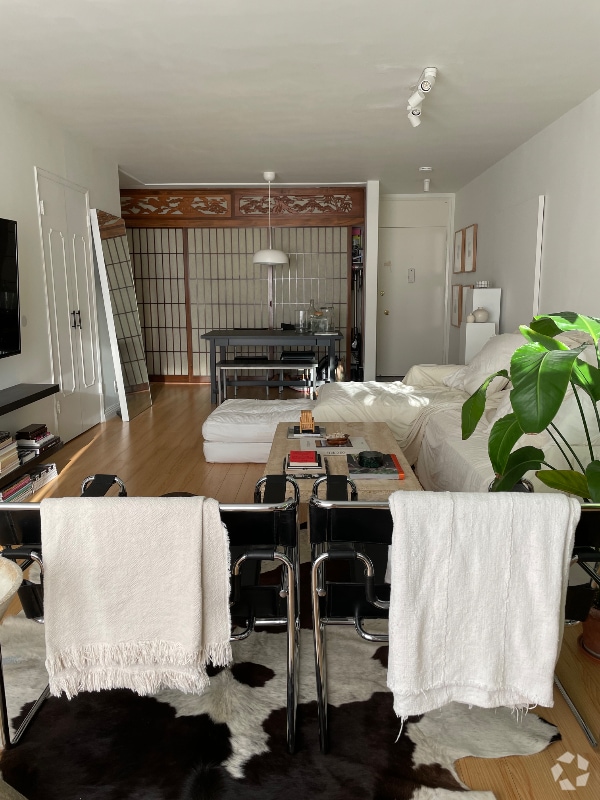 Building Photo - 425 S Kenmore Ave Rental