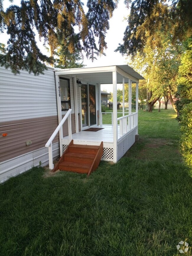 Building Photo - Private Manufactured Home!