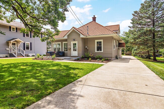 Photo - 724 Warner Ave