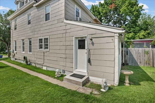 Building Photo - 122 S Davis St