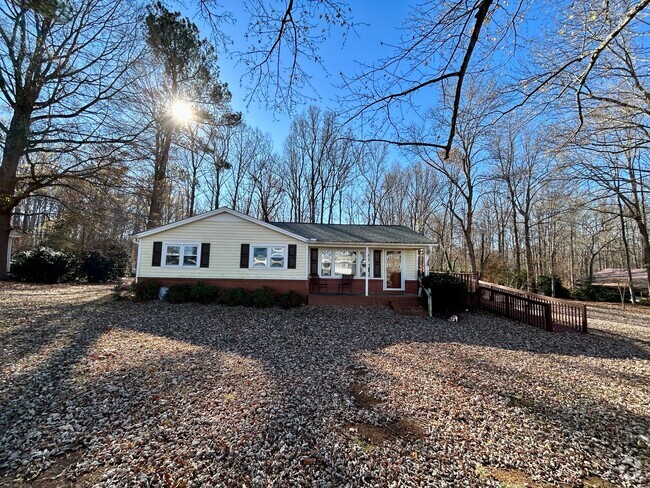 Building Photo - Charming 3Br in Oak Ridge on One Acre Lot! Rental