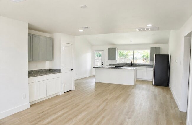 Photo - 815 Centerwood Dr