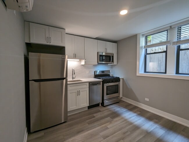 Photo - 3935 N Janssen Ave Unit gdn