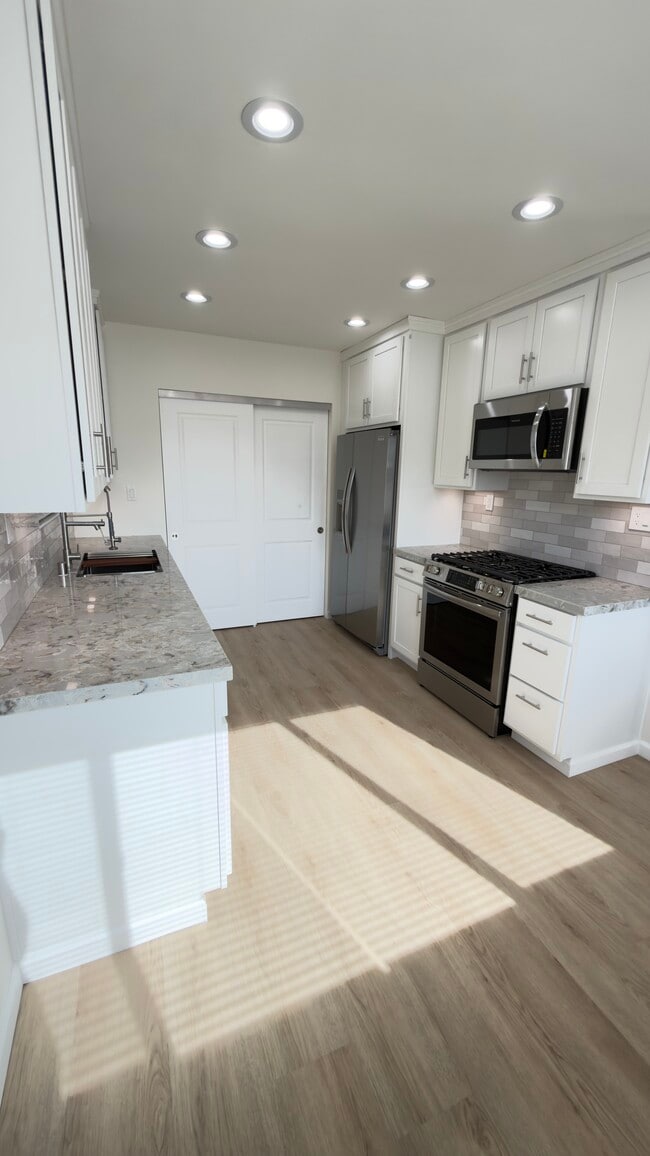 Building Photo - San Pedro Unit 4