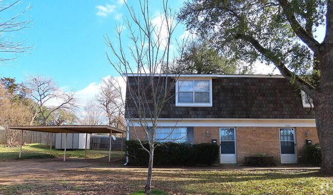 Building Photo - Lovely 2 Bedroom, 1-1/2 Bath, Duplex! Rental