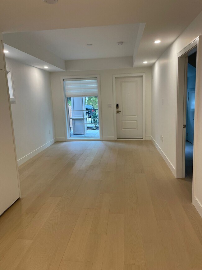 Photo - 918 32nd Av W