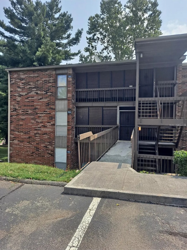 Building Photo - 402 Dublin Dr Rental